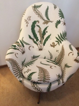 Snurrfåtölj omklädd i Bakertyget Ferns (Svenskt Tenn kallar den Stensöta).